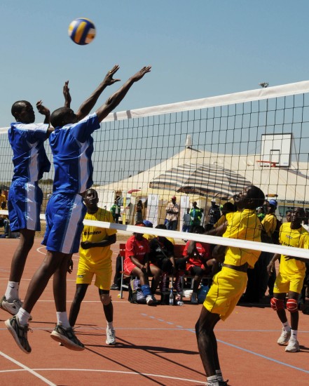 圖文-贊比亞青年在奧林匹克青年發展中心內打排球_其他欄目_NIKE新浪競技風暴_新浪網