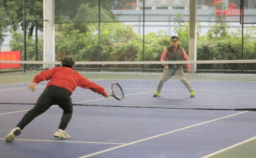 柳州迎來 降溫 降雨 混合雙打,看當地市民如何健身 防凍