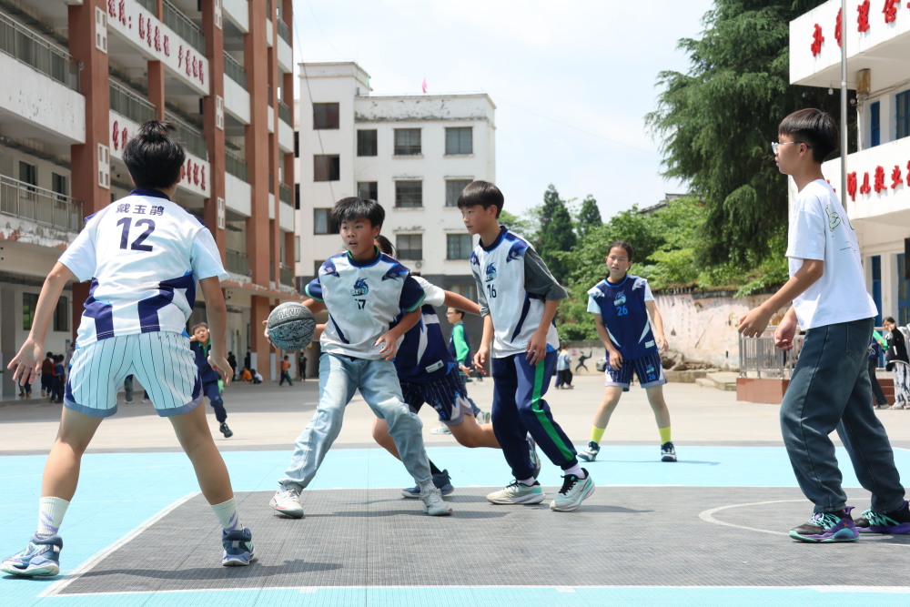 這所鄉(xiāng)村小學(xué),10年打壞1000多個籃球